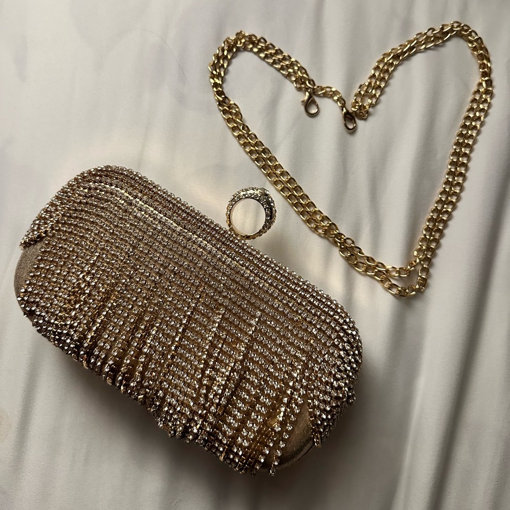GOLD CLUTCH PURSE 
PERFECT FOR PROM NIGHTS OR PARTIES